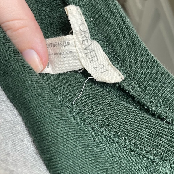 5/$25 F21 Green Long Sleeve Crewneck Top - Picture 5 of 5